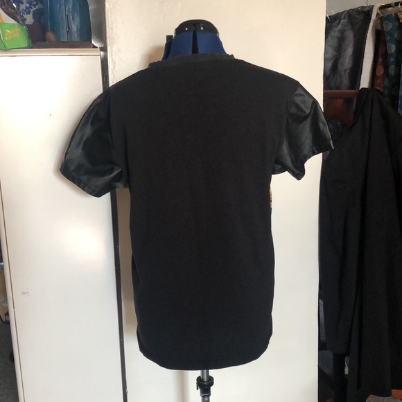 King tut ornate T shirt; vegan leather sleeves EUC mens large - Picture 6 of 9